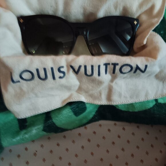 Louis Vuitton sun glasses - Picture 3 of 3